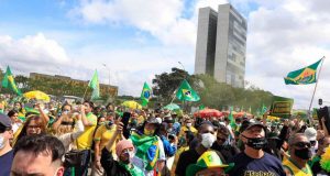 Foto de grupo bolsonarista reunido em Brasília para protestar em favor do presidente Bolsonaro.