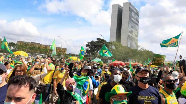 Foto de grupo bolsonarista reunido em Brasília para protestar em favor do presidente Bolsonaro.
