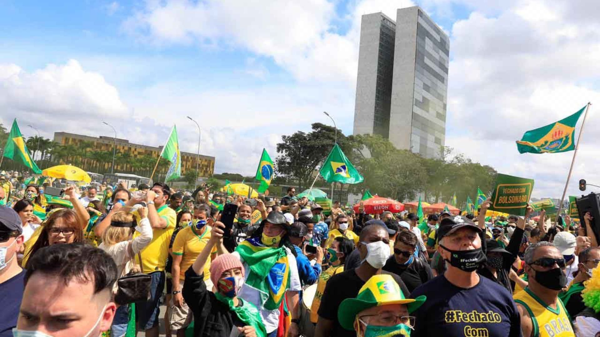 Foto de grupo bolsonarista reunido em Brasília para protestar em favor do presidente Bolsonaro.