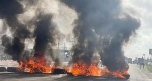 Moradores e moviemntos sociais fazem protesto após morte de homem por policias