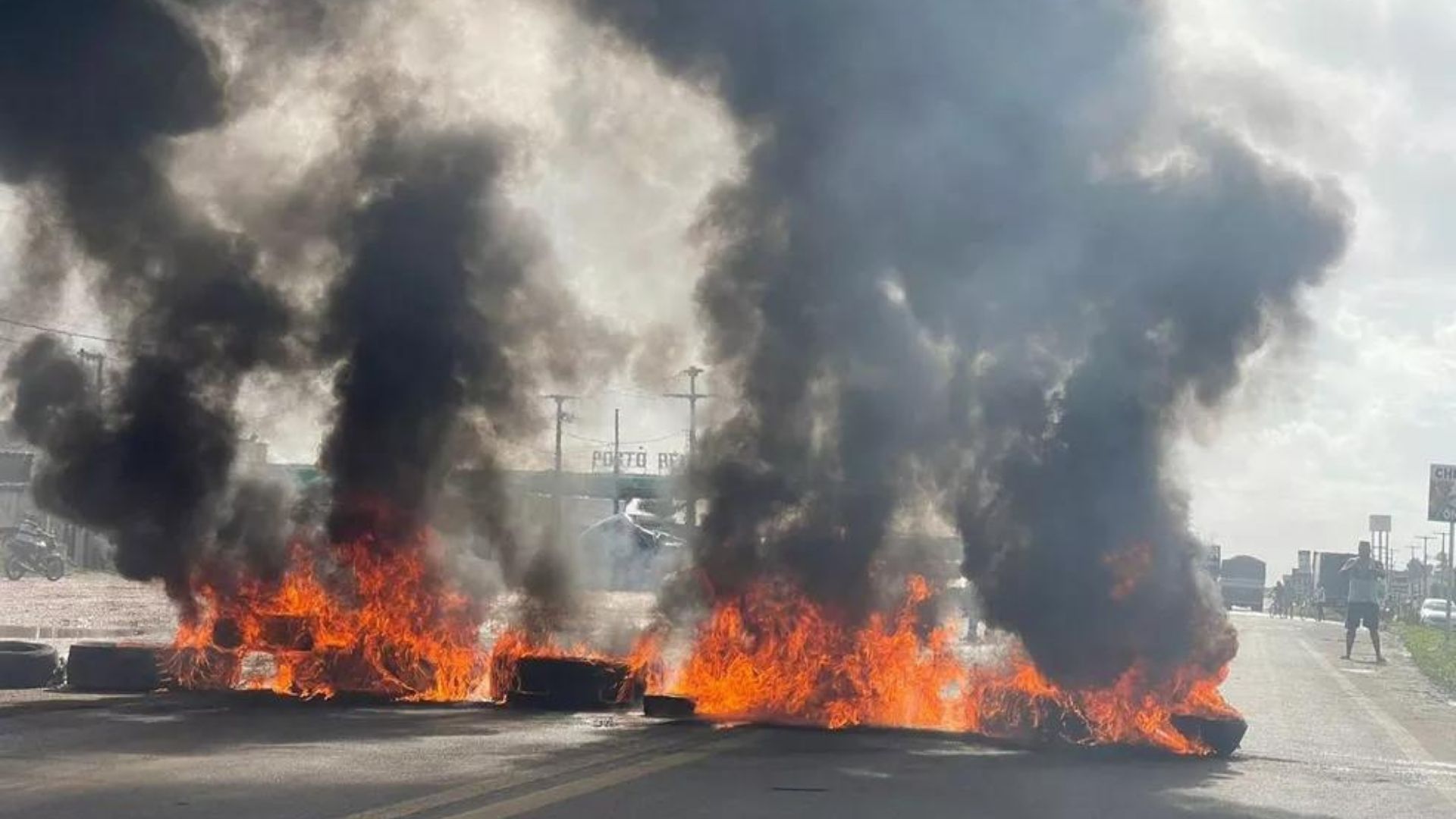 Moradores e moviemntos sociais fazem protesto após morte de homem por policias