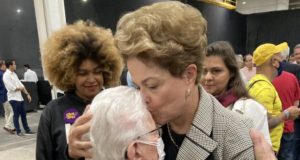 Dilma beijando Erundina na testa