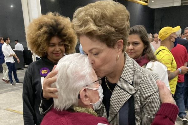 Dilma beijando Erundina na testa