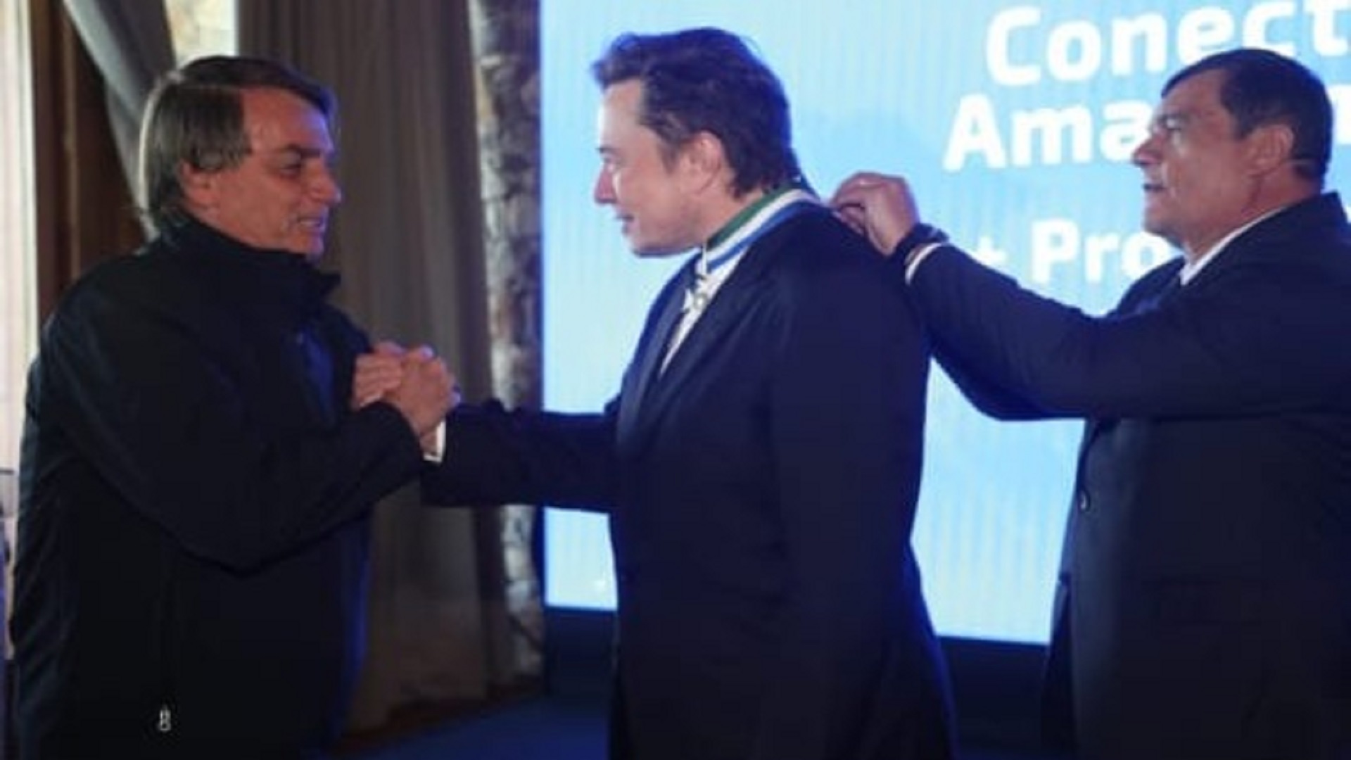 Bolsonaro concede medalha a Elon Musk