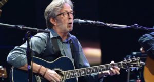 Eric Clapton contrai covid-19 e suspende shows