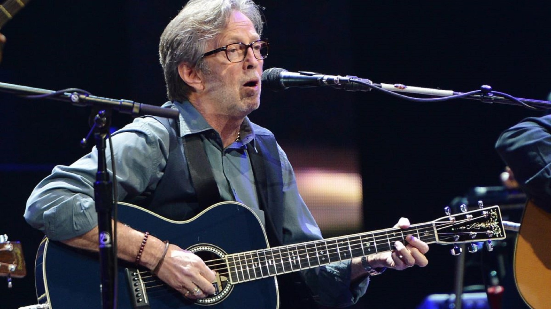 Eric Clapton contrai covid-19 e suspende shows