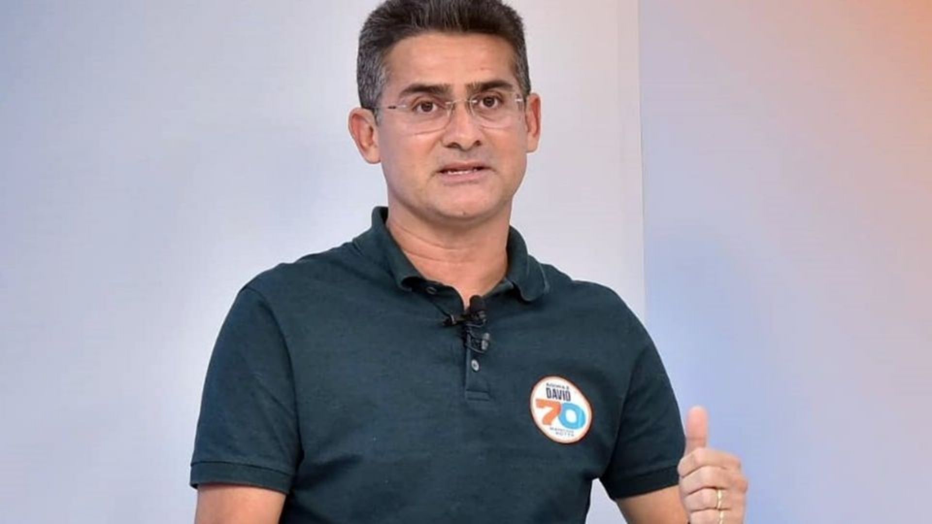 O prefeito da cidade de Manaus, David Almeida, usa óculos, tem pele branca e cabelo grisalho.