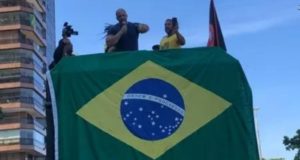 foto do parlamentar em um carro de som na cidade de Niterói.