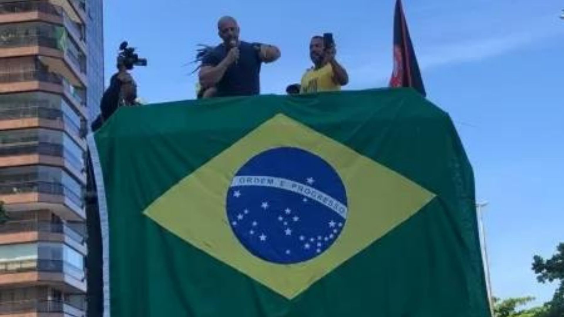 foto do parlamentar em um carro de som na cidade de Niterói.