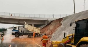 Foto de deslizamento de uma obra no Contorno Rodoviário de Pelotas