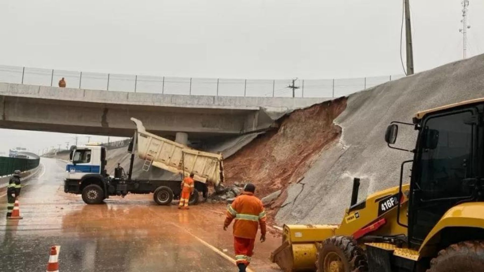 Foto de deslizamento de uma obra no Contorno Rodoviário de Pelotas