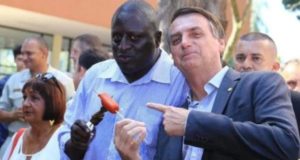 foto de Helio Negão com um churrasco ao lado de Bolsonaro.