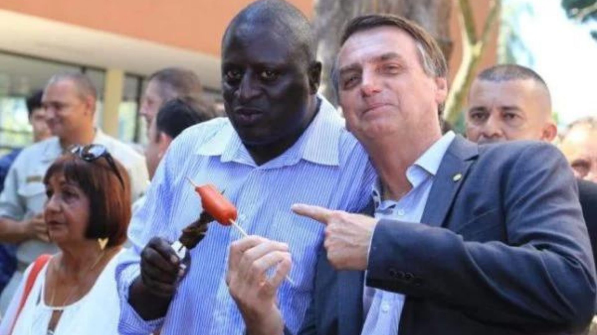 foto de Helio Negão com um churrasco ao lado de Bolsonaro.