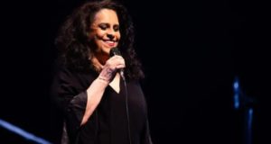 Foto de Gal Costa durante o show no Pacaembu.