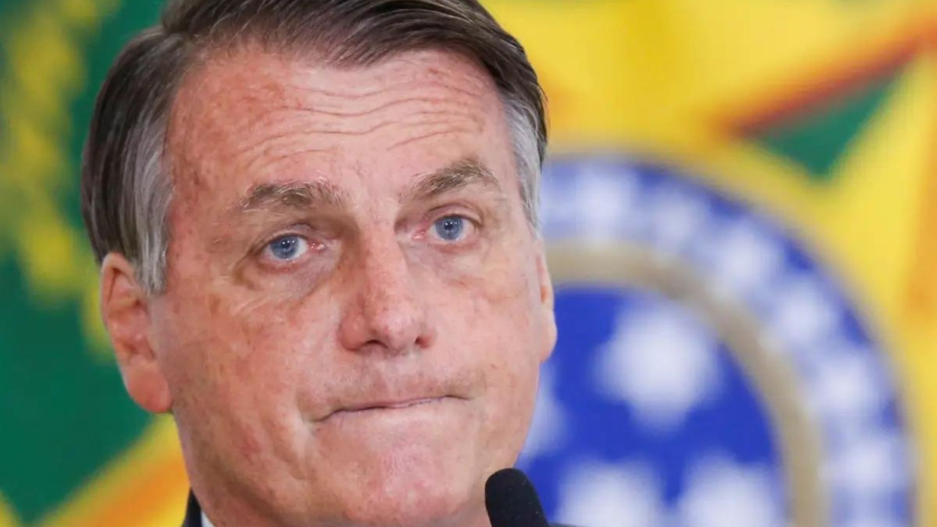 Foto de Bolsonaro com olhar sério e expressão de preocupação.