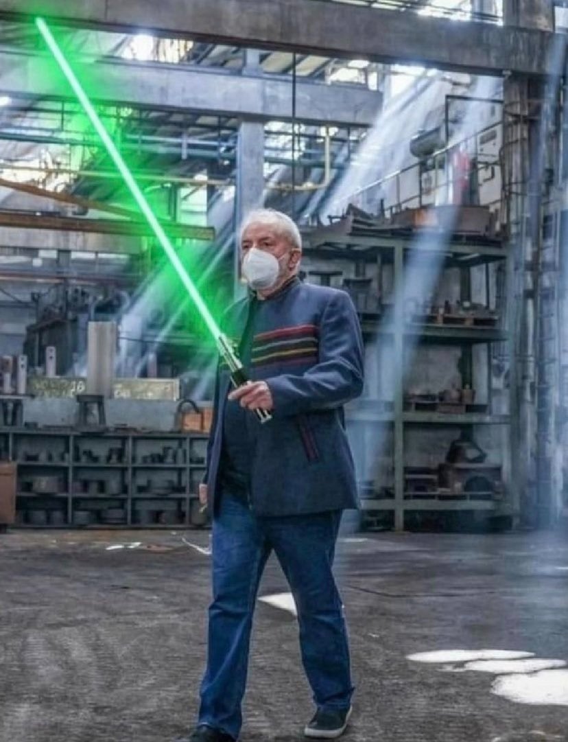 Lula aparece em montagem segurando um sabre de luz verde, do filme "Star Wars".