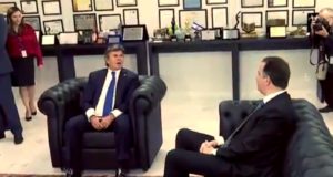 Imagem mostra Fux e Pacheco sentados, conversando.