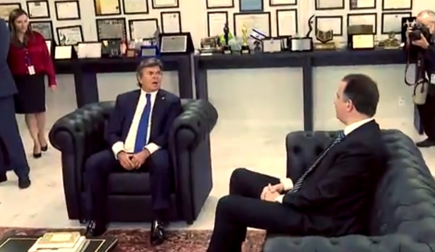 Imagem mostra Fux e Pacheco sentados, conversando.