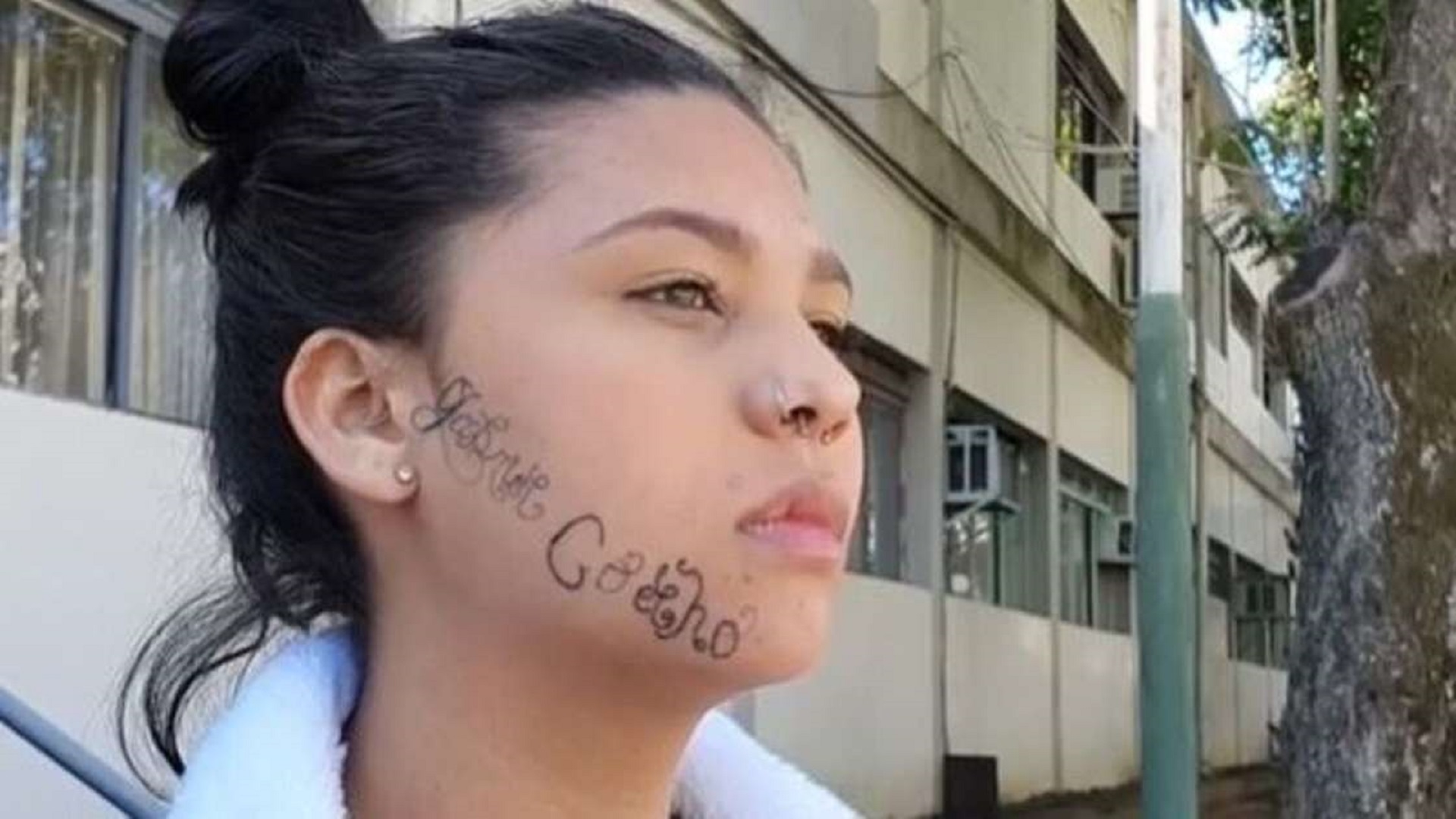 Jovem tatuada à força