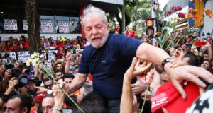 Lula nos braços do povo