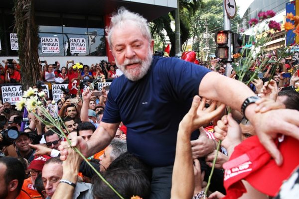 Lula nos braços do povo