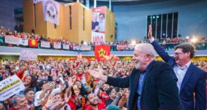 Lula cumprimentando pessoas