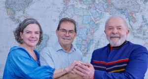 Gleisi, Paulinho e Lula de mãos dadas.