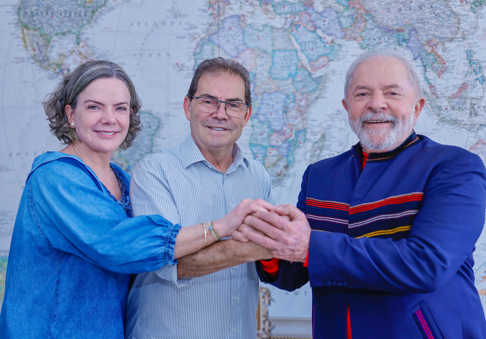 Gleisi, Paulinho e Lula de mãos dadas.