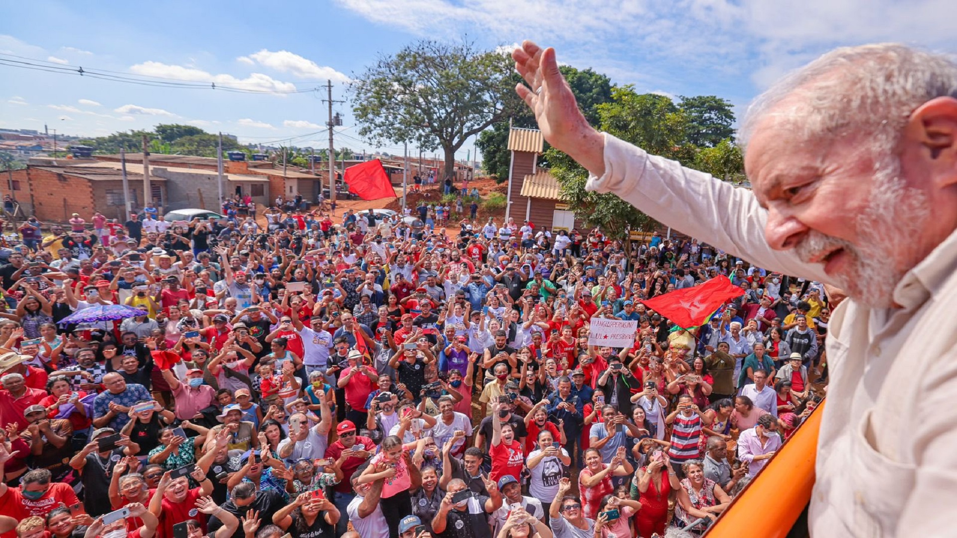 Lula diz que Bolsonaro "só atende os filhos dele e milicianos"