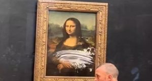 Quadro da Monalisa é atacado por visitante no Louvre