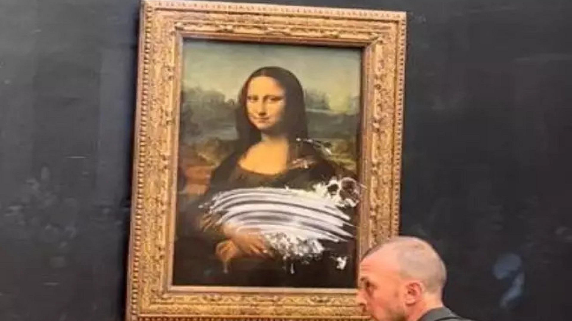 Quadro da Monalisa é atacado por visitante no Louvre