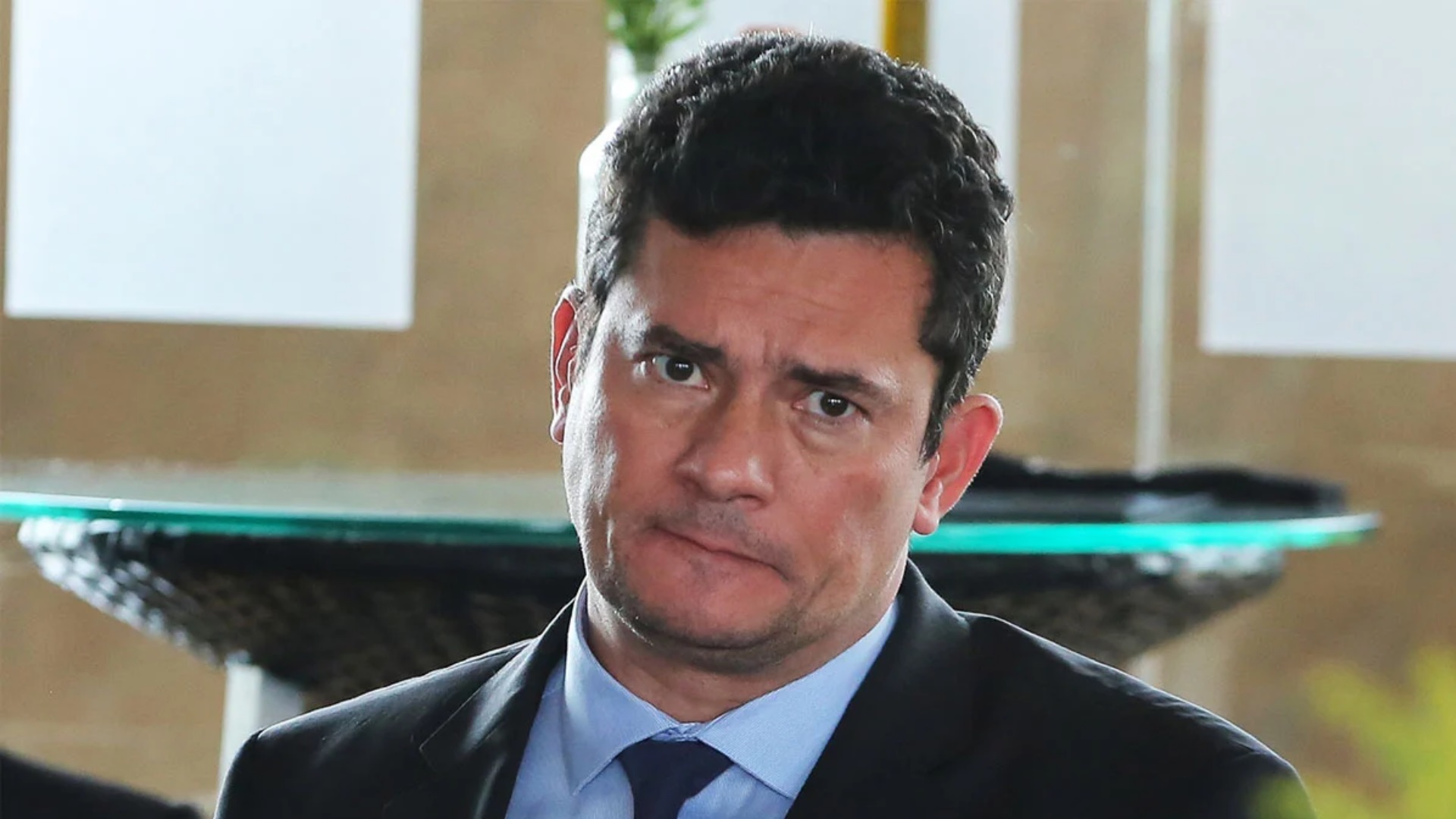 Moro mira evangélicos e vai a culto