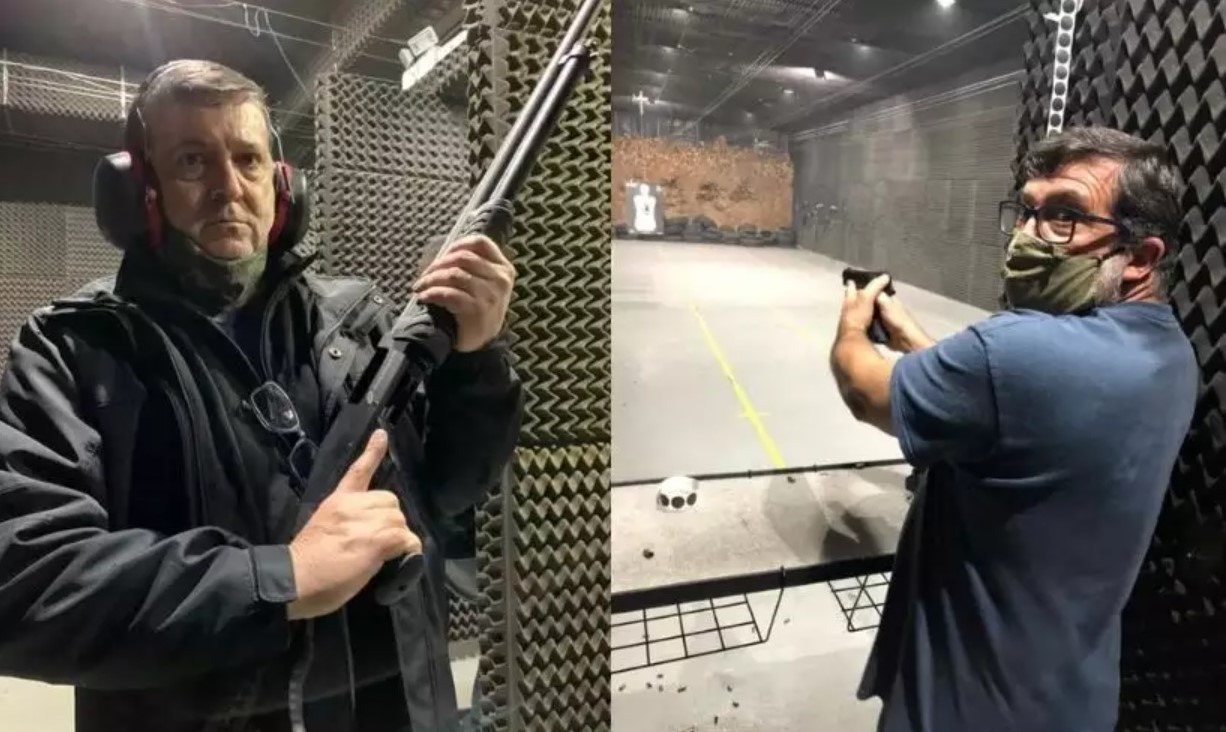 Imagem mostra o pastor Marcos Granconato posando com armas em clubes de tiro.