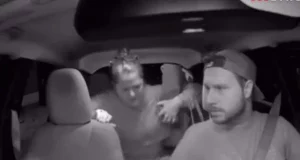 Print do vídeo em que motorista é ameaçado depois de expulsar passageira que fez comentários racistas.