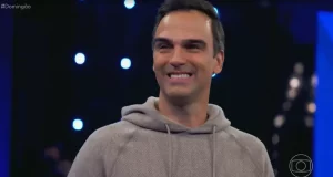 Tadeu Schmidt se emociona ao falar de tragetória no Domingão do Huck