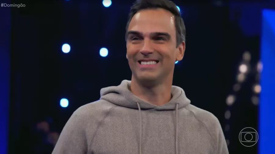 Tadeu Schmidt se emociona ao falar sobre sua tragetória no Domingão do Hunk.