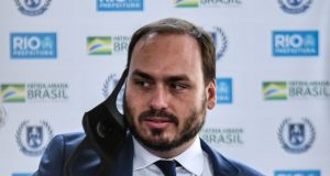 Carlos Bolsonaro volta a atacar ministros do STF