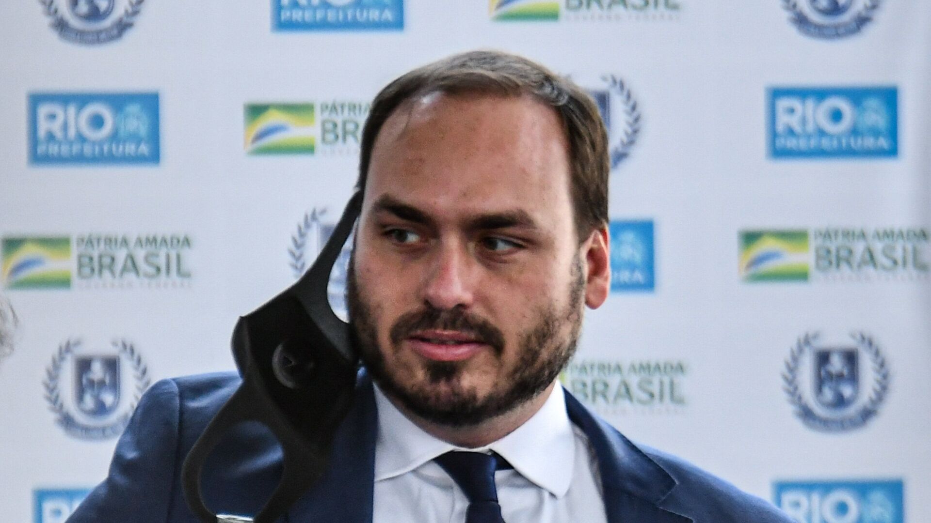 Carlos Bolsonaro volta a atacar ministros do STF