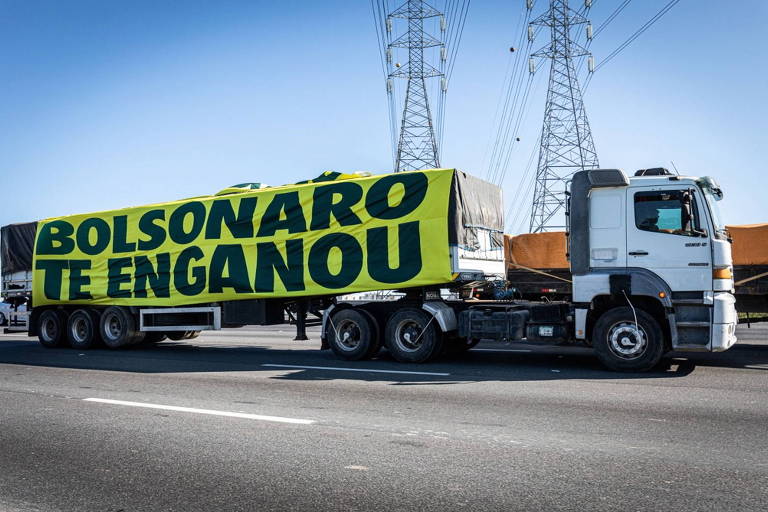 Caminhão exibe faixa em SP: "Bolsonaro te enganou"