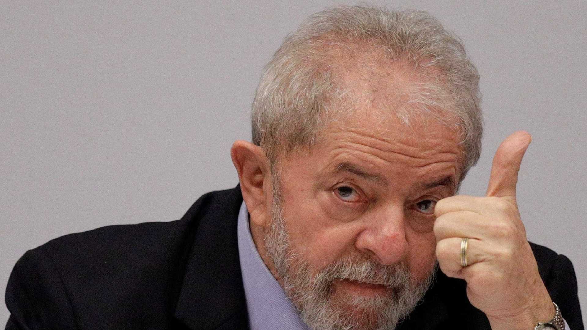 Lula é aplaudido por empresários em jantar sobre economia
