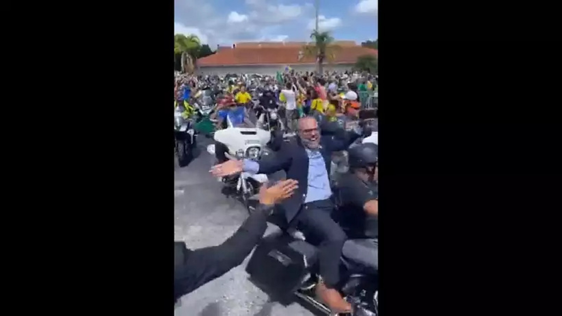 Allan dos Santos aparece em live de motociata de Bolsonaro