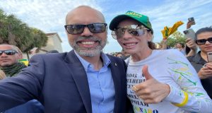 Foragido, Allan dos Santos vai a motociata de Bolsonaro em Orlando