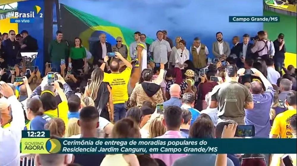 Bolsonaro questiona o que falta para sermos felizes e recebe como resposta: "Lula voltar"