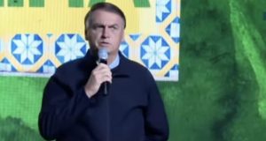 Bolsonaro diz que pessoas podem "viver sem oxigênio, mas jamais sem liberdade"