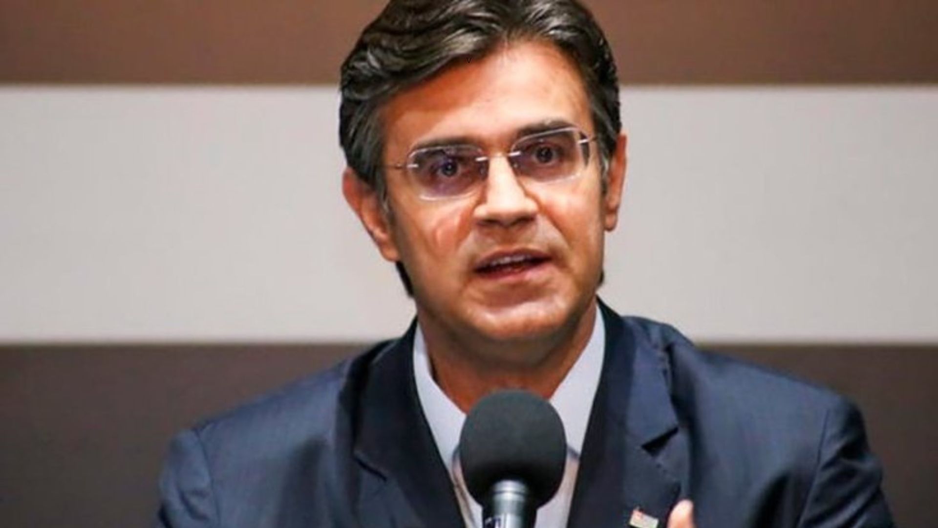 Governador de SP anuncia a queda do ICMS: "você tira R$ 1,2 bilhão da educação"