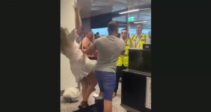 Homem se descontrola e agride funcionários em aeroporto