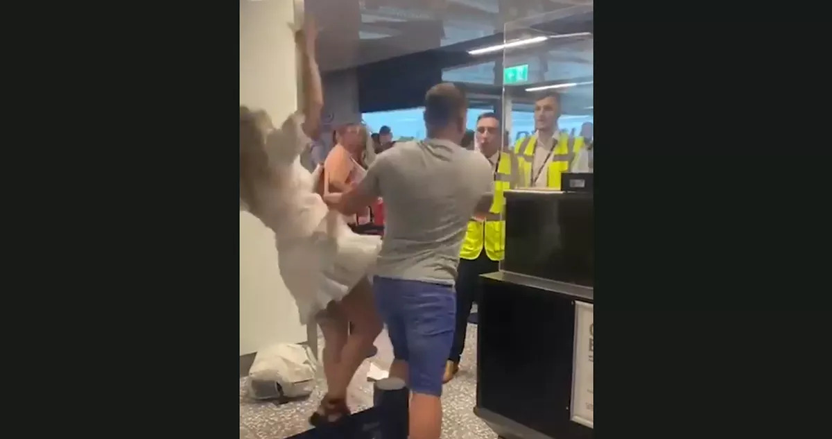 Homem se descontrola e agride funcionários em aeroporto
