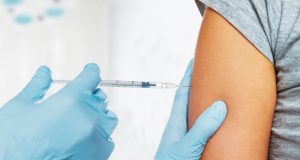 Mulher é multada em R$ 27.174,50 por furar fila da vacinação da Covid-19