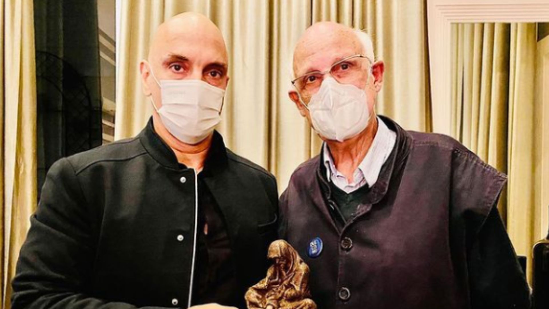 Alexandre Moraes Visita Padre Julio Lancellotti e ganha presente