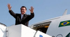 A farra das viages: Ministros e apoiadores de Bolsonaro viajam em avião de Bolsonaro